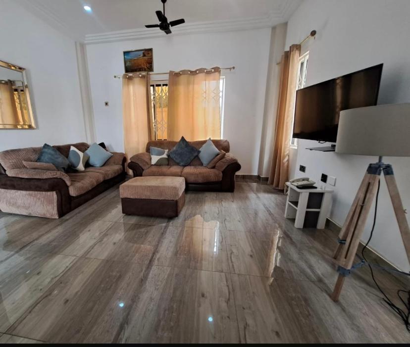 Baffour Apartments Adiebeba Extérieur photo