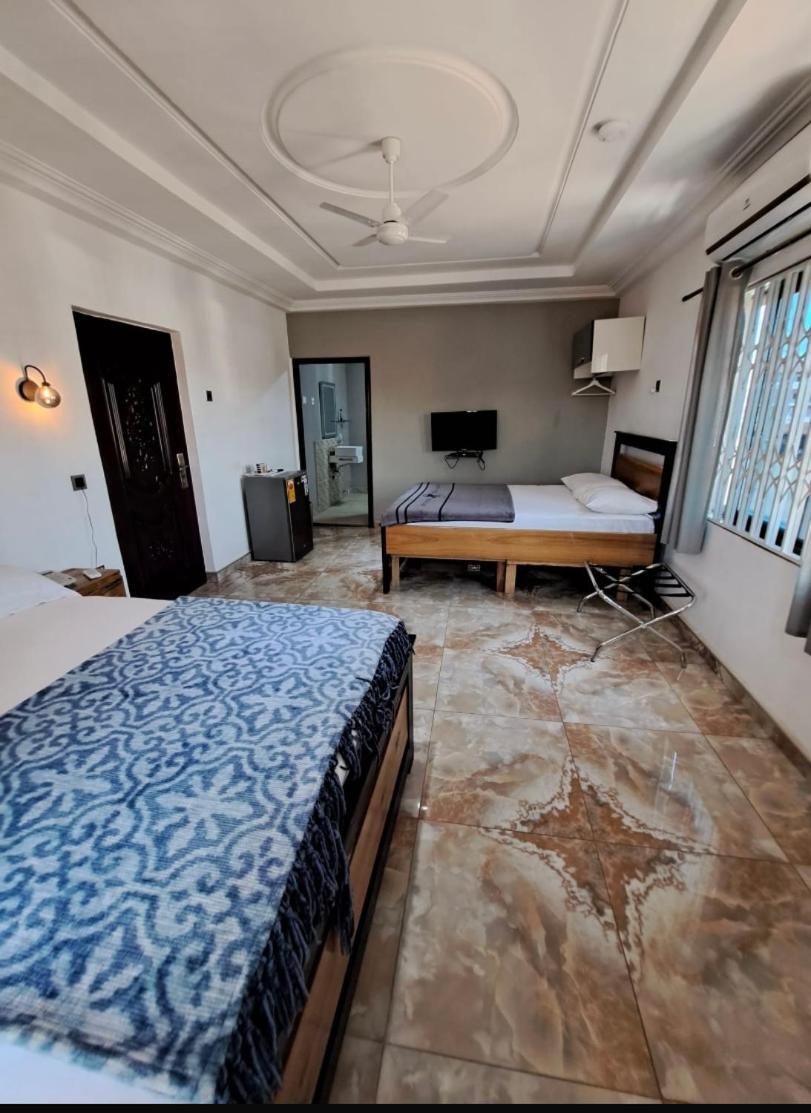 Baffour Apartments Adiebeba Extérieur photo